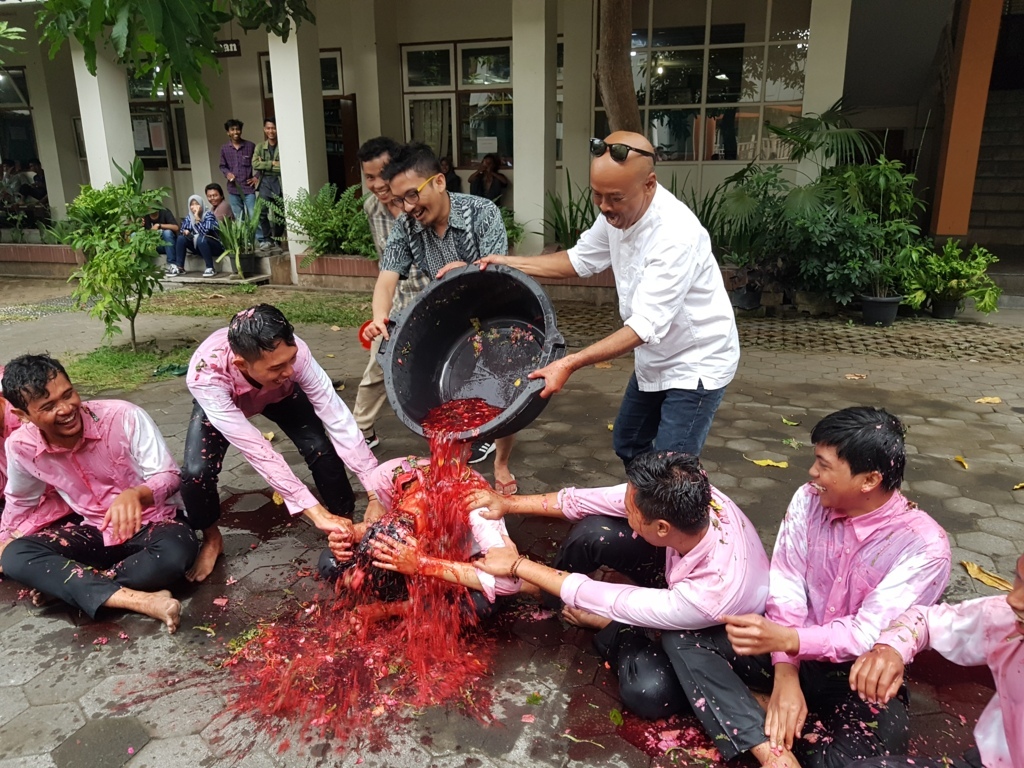 Siraman Pengumuman Kelulusan Siraman Pengumuman Kelulusan